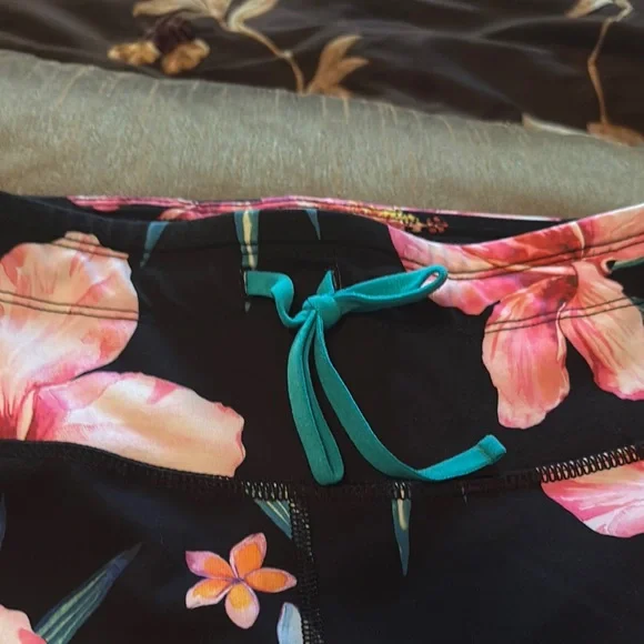 Old Navy Black and Pink Floral Leggings - Picture 3 of 6